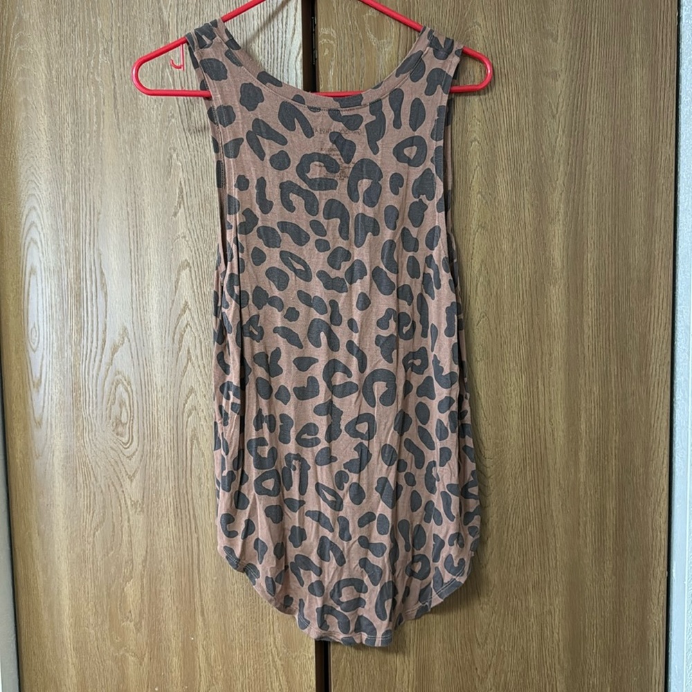 Super cute leaped print tank. Light weight and so comfortable!